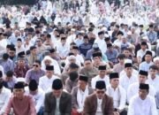 Wako Ahmadi – Wawako Antos Shalat Idul Fitri Bersama Warga di Lapangan Merdeka Kota Sungai Penuh