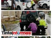 Meski Diguyur Hujan, Personel Pospam Polres Lampung Tengah Sigap Bantu Pemudik Yang Alami Laka Tunggal