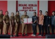 Pemkab Lamsel serahkan Hibah Tanah Kepada Bawaslu 