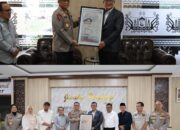 Hari Bhayangkara ke-78, Kapolda Lampung Sematkan Penghargaan Personel TNI/Polri Beprestasi