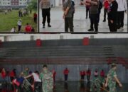 Pemkap Lamsel Bersama Anggota Kodim 0421/LS Gotong royong bersihkan GWH Jelang Turnamen Kapolri cup 2024