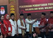 Pendaftaran Wahdi-Qomaru ke KPU Metro Diiringi Tabuhan Rabana dan Tari-tarian