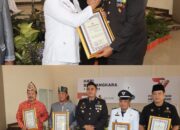 KAKAM NEGARA BUMI ILIR DI GANJAR PENGHARGAAN OLEH KAPOLRES LAMTENG.