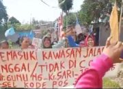 Ibu-Ibu Desa Karang Sari Turun Kejalan Menjerit Soalkan Pembangunan Jalan Sepotong Sepotong   