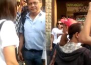 Pengamat Politik Rokky Gerung di Hadang Massa Keluar Dari Mabes Polri.