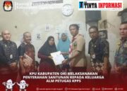 PJ BUPATI BERSAMA KPU OKI , MEMBERIKAN SANTUNAN TERHADAP PETUGAS LINMAS YANG MENINGGAL DUNIA