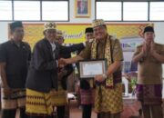 Bupati Musa Ahmad Sampaikan BLT DD Warga Kampung Gunung Batin Udik serta Resmikan Balai Adat Marga Terusan Nyunyai