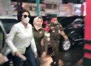 Nikita Mirzani Menjerit dan Menangis Saat Hendak di Bawa ke Rutan