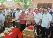 Menteri Sosial RI Tri Rismaharini Kunjungi Keluarga Empat Korban Meninggal Dunia di Lampung Selatan Memberikan Santunan