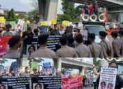 Polres Jakarta Barat di Demo Tuntut Agar Tersangka Natalia Rusli Yang Buron Segera di Tangkap dan Ditahan