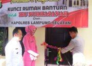 Kapolres Lampung Selatan AKBP Edwin Resmi dan Serahkan Kunci Rumah Bantuan Kepada Ibu Nurhasanah Warga Kalianda