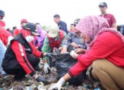 Walikota dan Gubernur Saling Lempar-lemparan Tanggung Masalah Sampah di Pantai Sukaraja