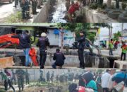 Antisipasi Banjir, TNI-POLRI Bersama Masyarakat Bersihkan Saluran Air Di Sukarame Bandarlampung