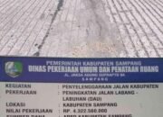 Baru Seumur Jagung Proyek Peningkatan jalan Labang – Labuhan di Kecamatan Sreseh Sampang sudah rusak, Diduga Dijadikan Bancakan