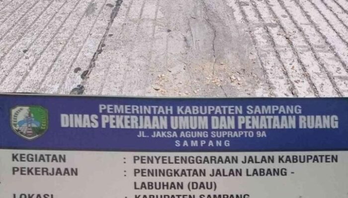 Baru Seumur Jagung Proyek Peningkatan jalan Labang – Labuhan di Kecamatan Sreseh Sampang sudah rusak, Diduga Dijadikan Bancakan