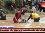 Cegah Banjir, Polsek Selagai Lingga Gotong Royong Bersihkan Bantaran Sungai Tanjung Ratu
