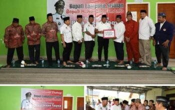 Bupati Lamsel Nanang Ermanto Serahkan Bantuan Dana Hibah Kepada Ponpes Bina Insan Taqwa Sebesar Rp 25 Juta 