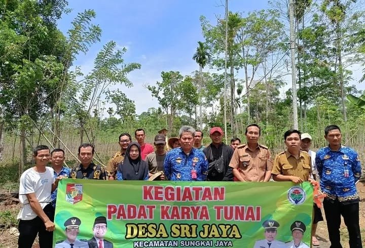 Pemdes Srijaya Serah Terimakan Pekerjaan Fisik Dan Salurkan Triwulan- 3 BLT-DD Tahun Anggaran 2024