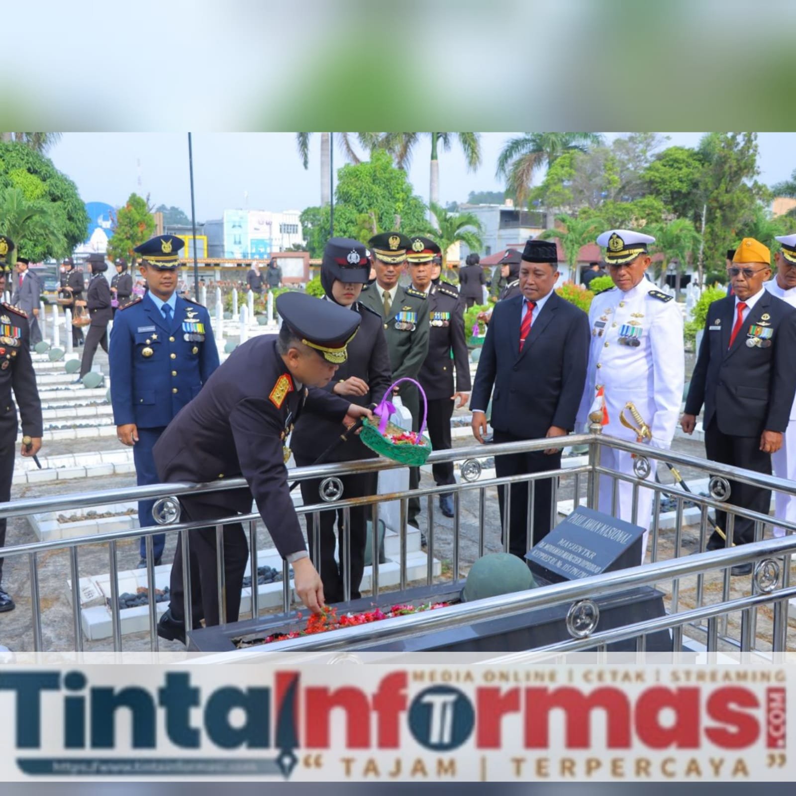 Kapolda Lampung Irjen Helmy Santika Pimpin Ziarah Hari Pahlawan di Makam Pahlawan