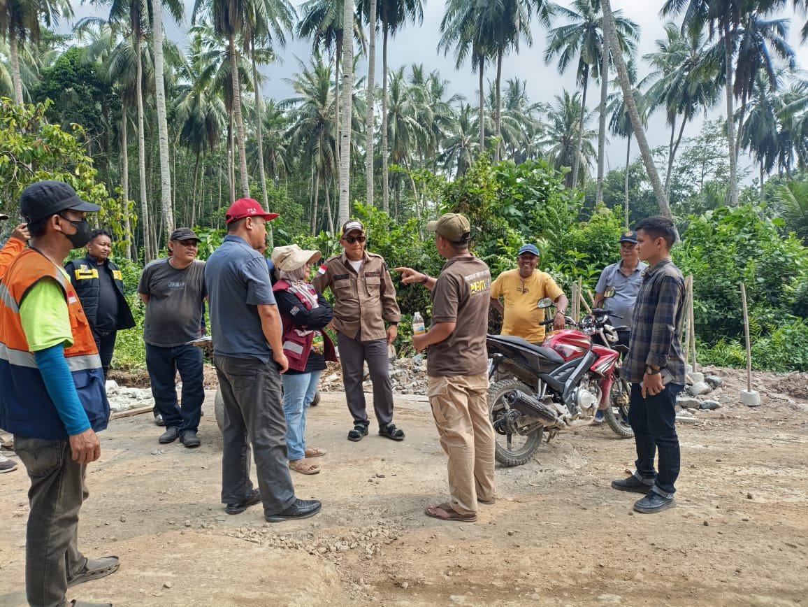 Pj. Bupati Tanggamus Kawal Kadis BMBK Lampung Tinjau Jembatan Gantung Way Umbar dan Proyek Jalan di Kelumbayan