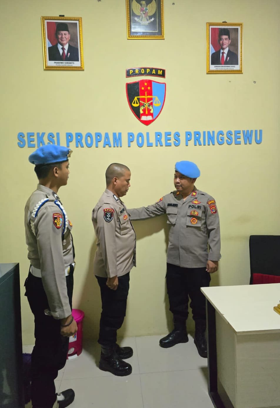 Polres Pringsewu Tegaskan Komitmen Netralitas dalam Pilkada, Anggota Polri Rayakan Kemenangan Cukur Rambut Inisiatif Pribadi