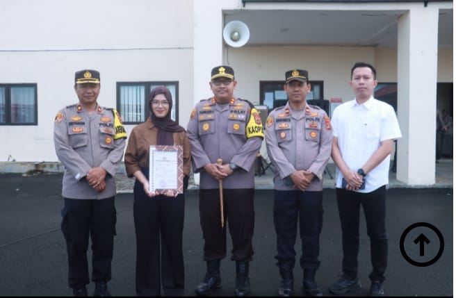 Kapolres Berikan Penghargaan Kepada Mahasiswi Cantik Gagalkan Percobaan Curas 