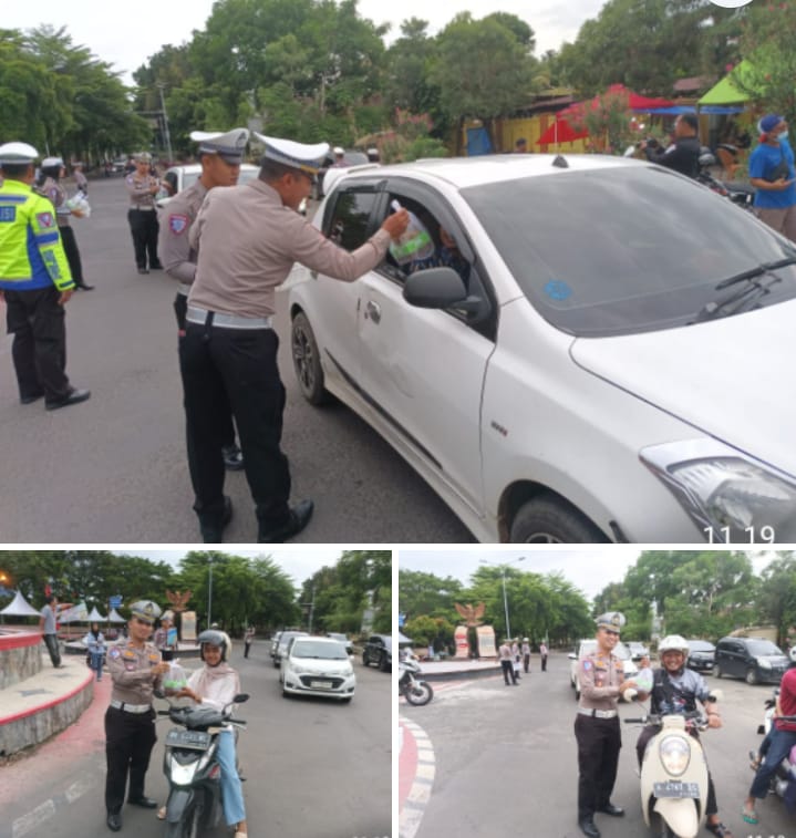 Bulan Penuh Berkah Satlantas Polres Lamsel Bagikan Takjil dan Edukasi Tertib Lalu Lintas