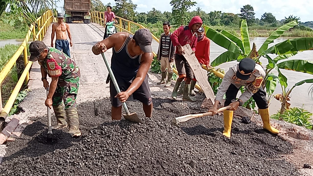 Kapolsek Rantau Alai Pimpin Langsung Giat Bakti Sosial Perbaikan Jalan Penghubung Kecamatan Rantau Alai dan Kecamatan Kandis