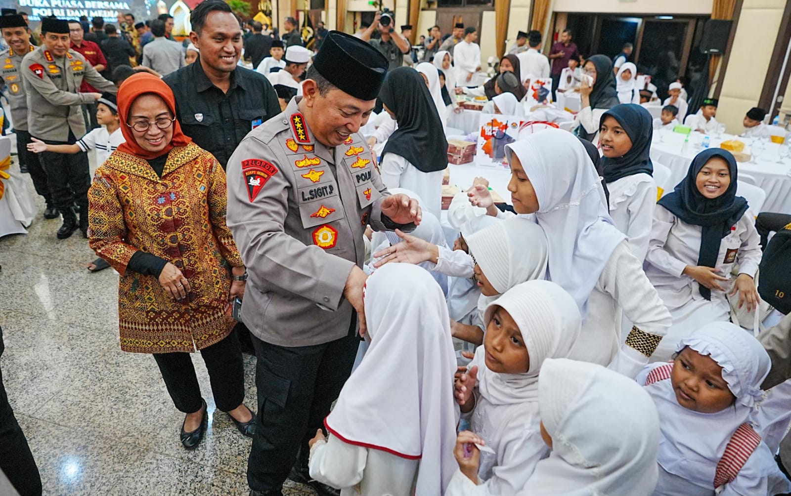 Berbagi Takjil dan Buka Puasa Bersama, Kapolri Perkuat Sinergi Dengan Media dan Masyarakat