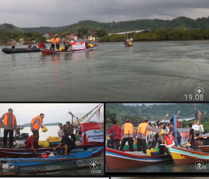 Polisi Berbagi Takjil Kepada Nelayan di Tengah Laut Keramat Ketapang Lamsel