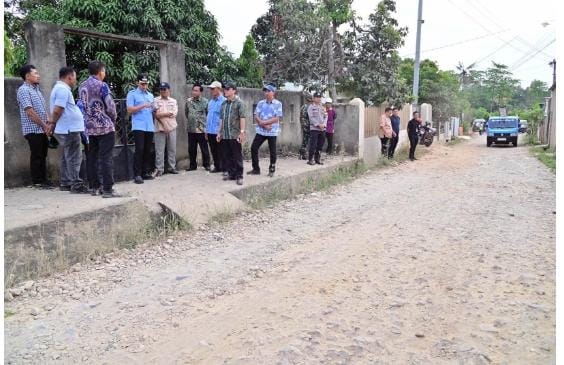 Tinjau Jalan Rusak di Sabah Balau, Bupati Egi Komitmen Perbaiki Infrastruktur