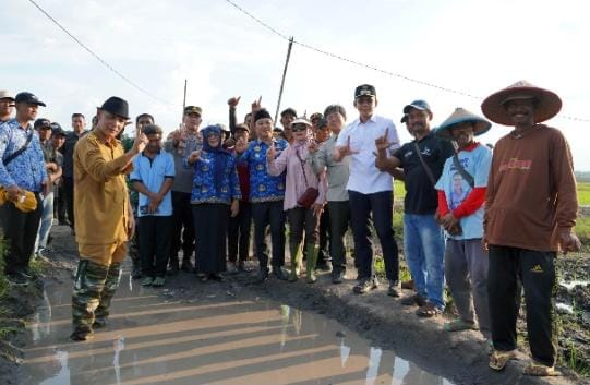 Bupati Egi Turun ke Sawah! Janji Tuntaskan Jalan Tani yang Terbengkalai Puluhan Tahun