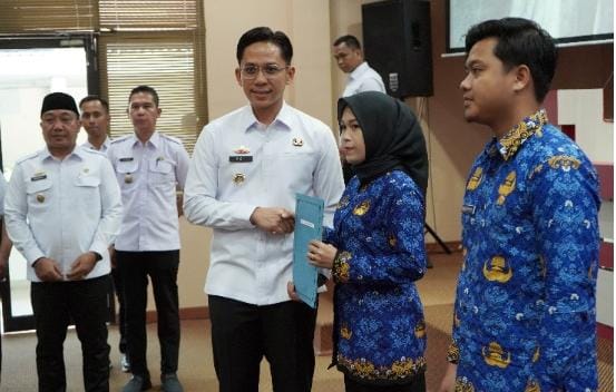 Serahkan SK Pengangkatan CPNS dan PPPK Formasi Tahun 2024, Bupati Egi: Harus Satu Komando