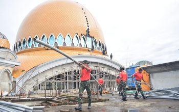 Bakti Tanpa Pamrih, Prajurit Petarung Pasmar 3 Gotong-Royong Bangun Masjid Al-Akbar Sorong