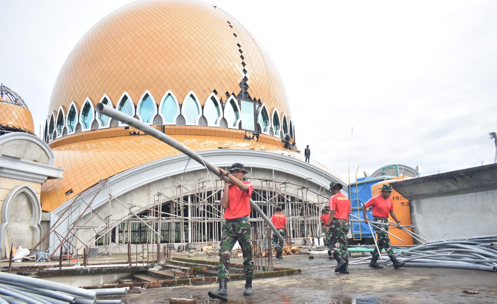 Bakti Tanpa Pamrih, Prajurit Petarung Pasmar 3 Gotong-Royong Bangun Masjid Al-Akbar Sorong