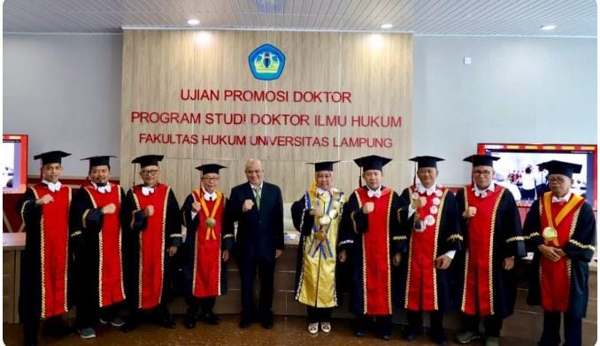Erman Syarif Raih Gelar Doktor Ilmu Hukum Ke-36 Unila, Tawarkan Model Pengawasan Perda Berbasis ROCCIPI