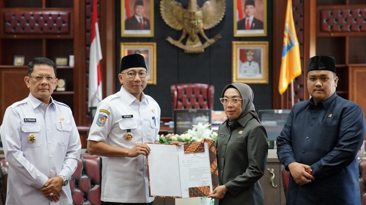 Gubernur Mirza Serahkan Surat Pelaksana Tugas Bupati Way Kanan Kepada Wakil Bupati Way Kanan Ayu Asalasiyah