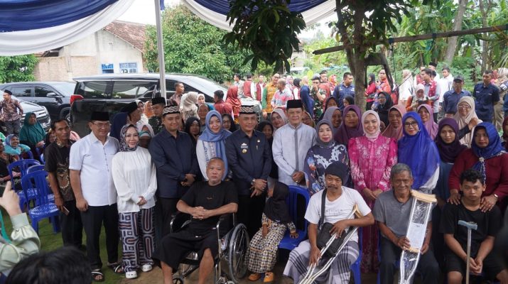 Safari Ramadan di Kota Metro, Ketua TP PKK Provinsi Lampung Purnama Wulan Sari Mirza, Serahkan Bantuan Sembako, Mesin Jahit, dan Alat Bantu Disabilitas