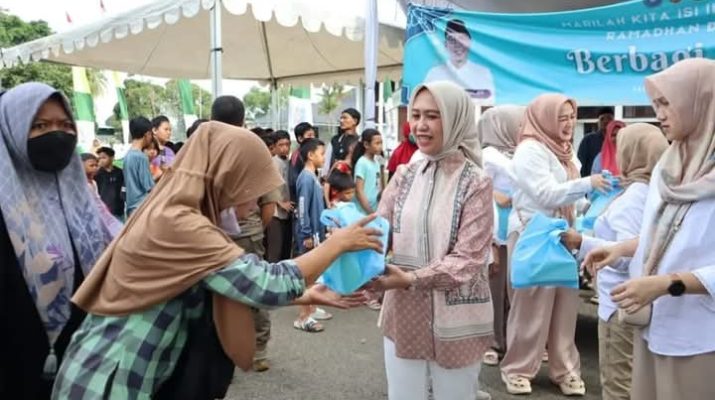 TP PKK dan DWP Semangat Berbagi Takjil di Momen Ramadan di Mahan Agung