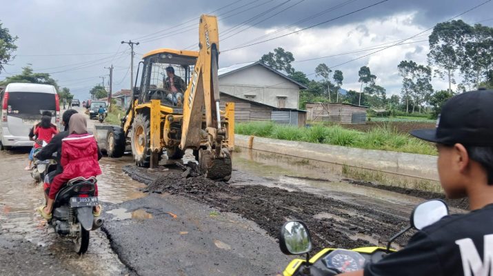 Gubernur Mirza Prioritaskan Perbaikan Jalan Liwa–Batas Sumsel Untuk Kelancaran Masyarakat Berlebaran