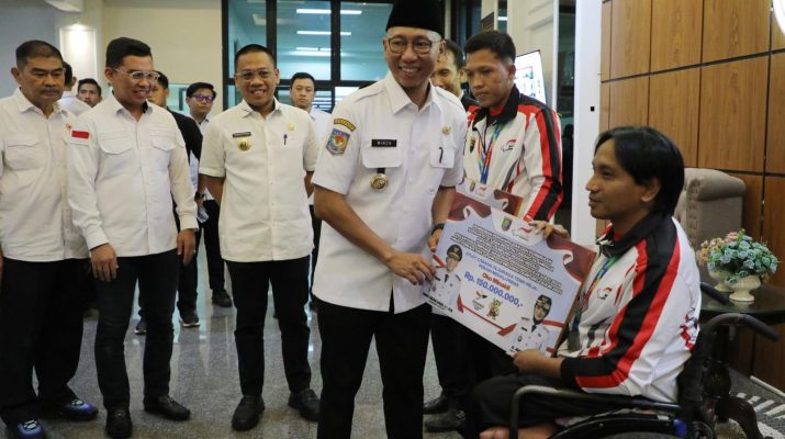 Apresiasi Atlet Disabilitas, Gubernur Mirza Serahkan Bonus kepada Atlet Berprestasi di Ajang Pekan Paralimpiade Nasional XVII Tahun 2024