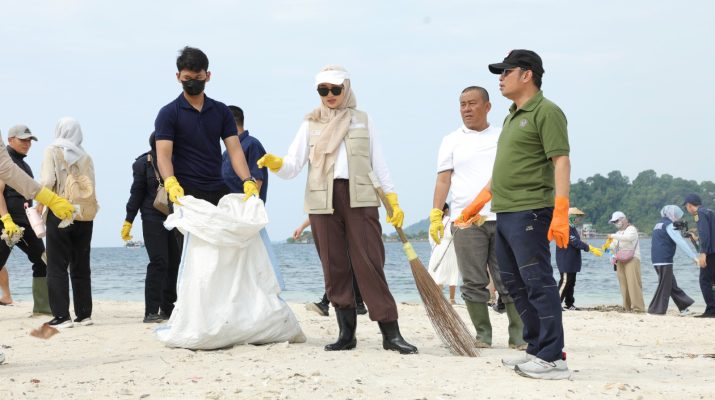 Wagub Jihan Nurlela Lakukan Aksi Bersih-Bersih di Kawasan Wisata Pesisir Pesawaran, Wujudkan Kolaborasi Indonesia Bersih