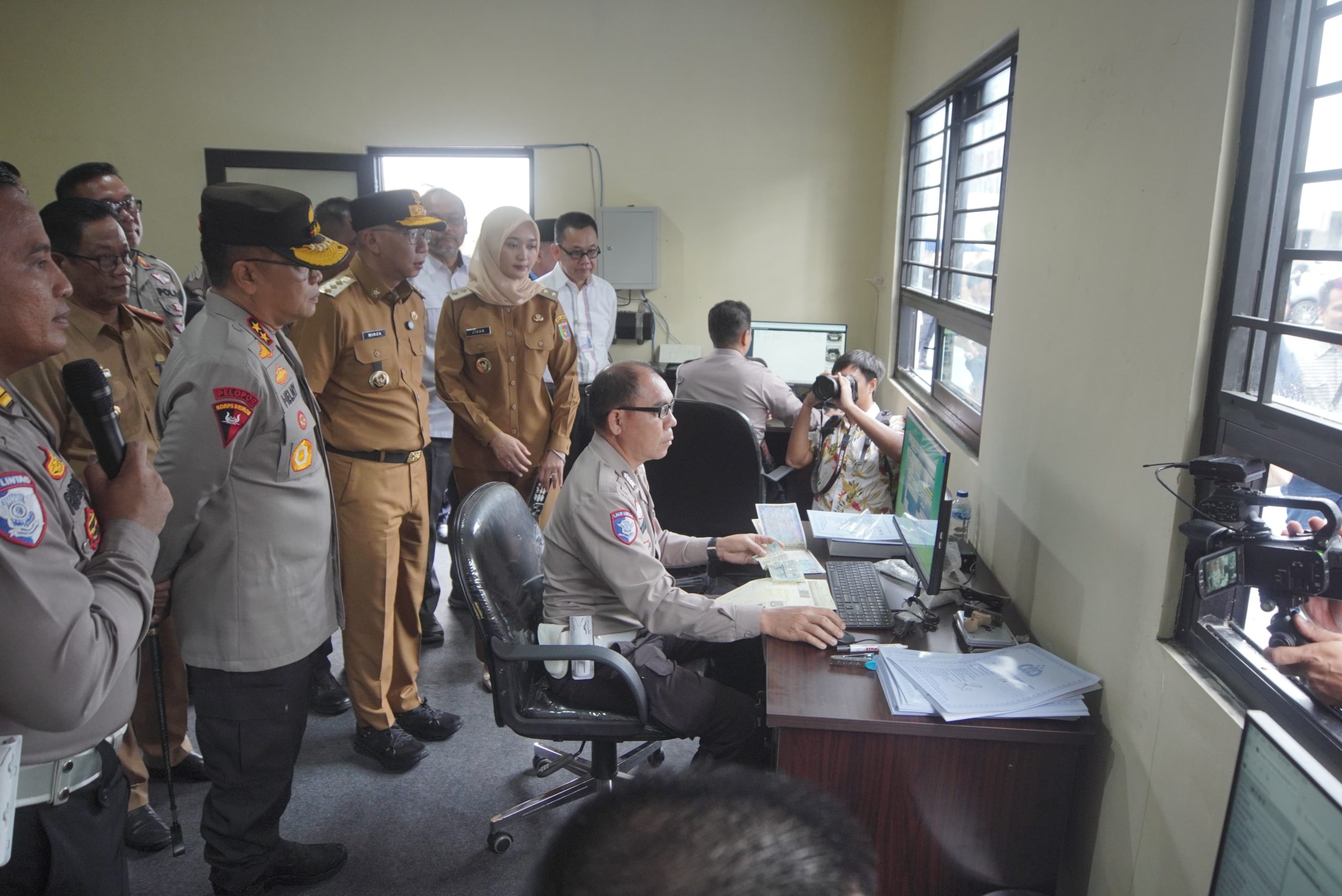 Samsat Digital Drive Thru: Strategi Gubernur Mirza Percepat Perbaikan Jalan di Lampung