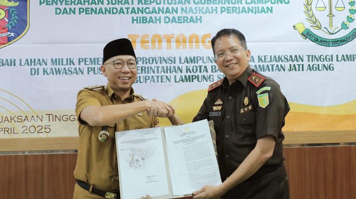 Gubernur Mirza Serahkan Surat Hibah Lahan di Kawasan Pusat Pemerintahan Kota Baru kepada Kajati Lampung