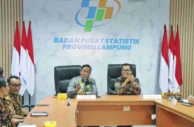 Kepala Dinas Kominfotik Lampung, Ganjar Jationo bersama BPS Lampung.