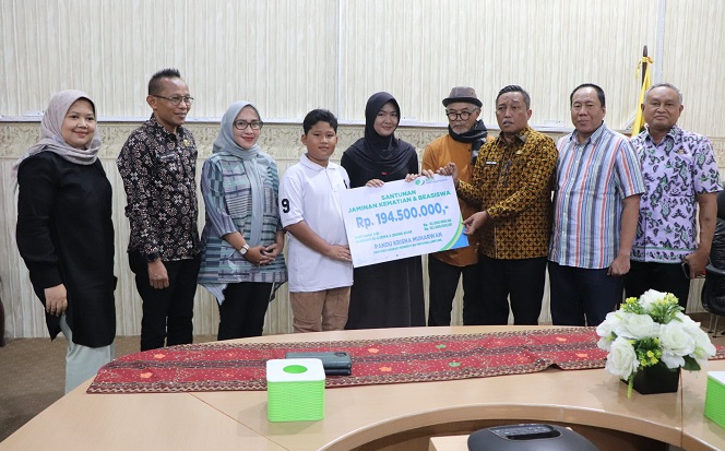 Dinas Kominfotik dan BPJS Ketenagakerjaan Serahkan Santunan Sosial Kepada Keluarga Almarhum PTHL