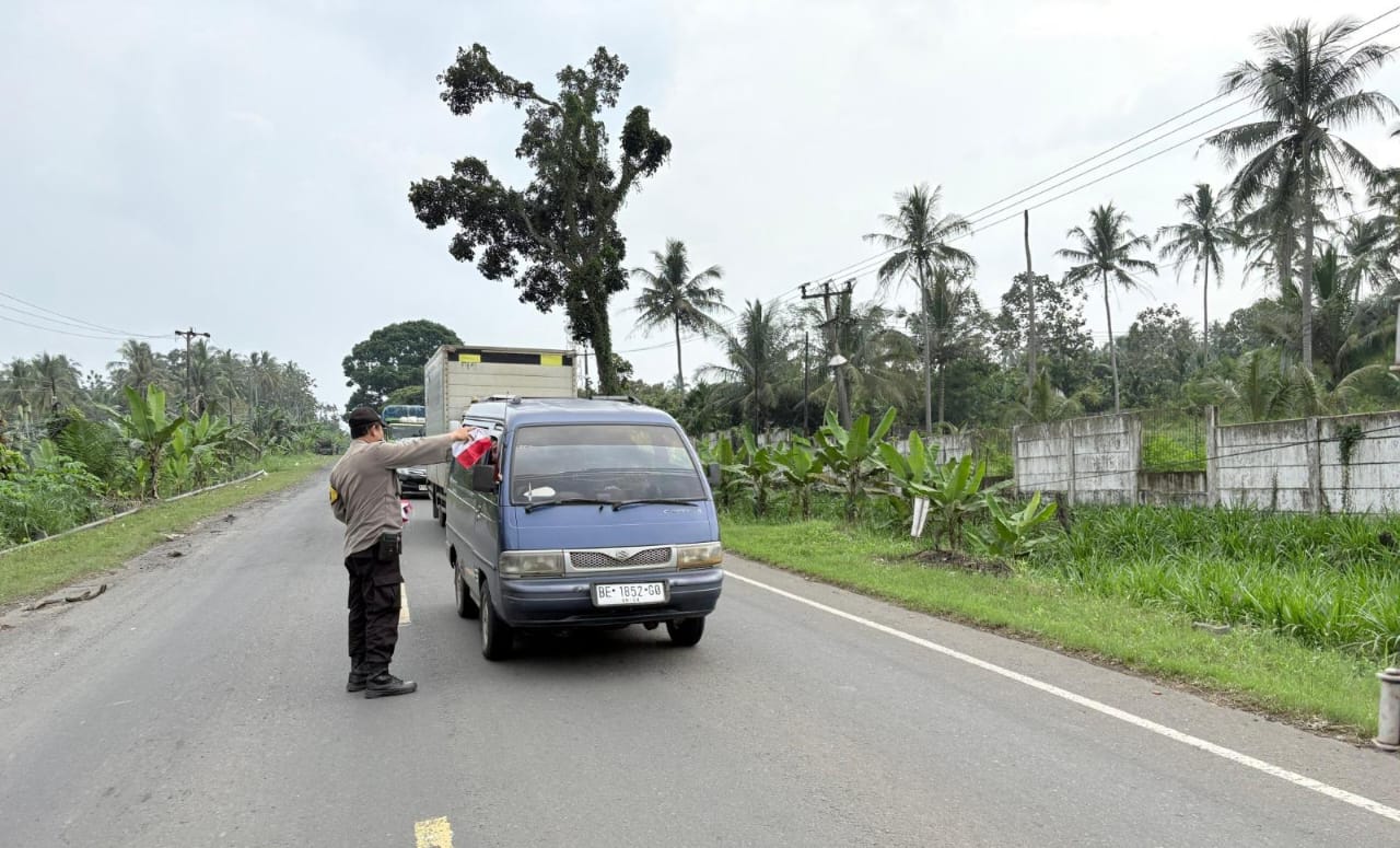 Polsek Katibung Bagikan Bendera Merah Putih kepada Pengguna Jalan, Wujudkan Semangat Nasionalisme Menjelang HUT RI ke-80