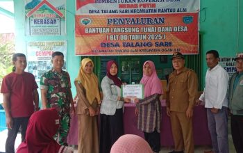 Kepala Desa Talang Sari Bagikan BLT-DD Bersama TNI dan Polri