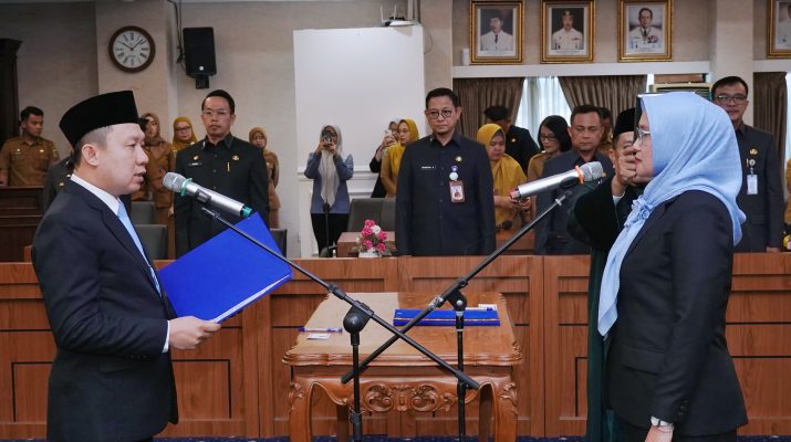 Gubernur Lampung Lantik Pejabat Pimpinan Tinggi Pratama Yuri Agustina Primasari Sebagai Karo Kesra