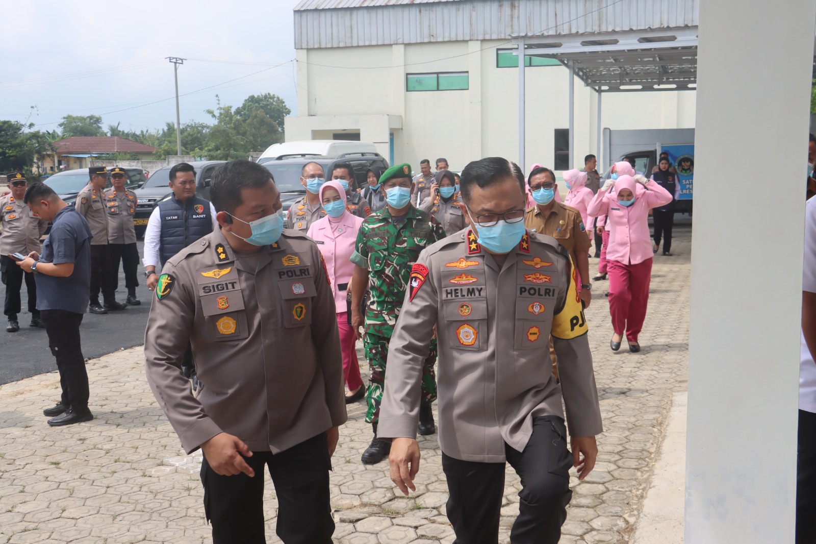 Polisi Salurkan 4.074 Porsi Makanan Bergizi, Kapolda Lampung dan Ketua Bhayangkari Turun Langsung Pantau Distribusi MBG di Polres Lampung Selatan